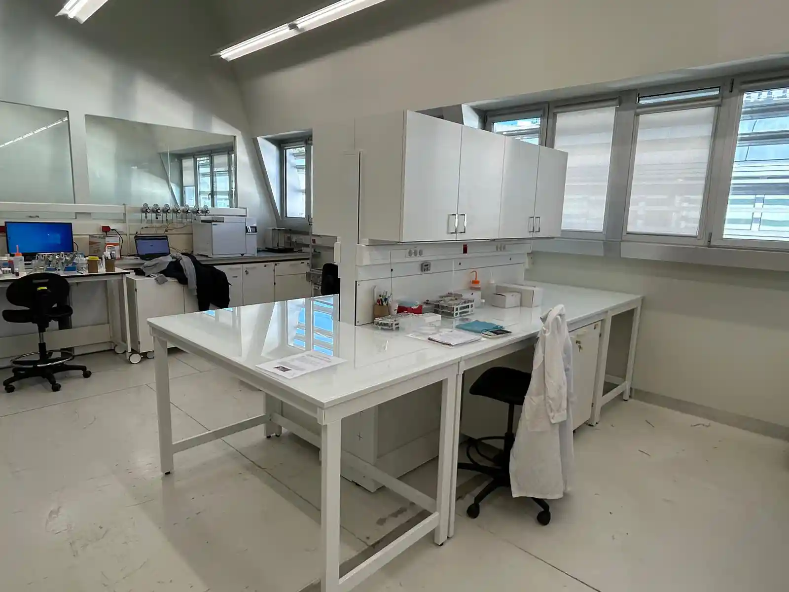 Instalación de mobiliario de laboratorio Universidad de Vigo